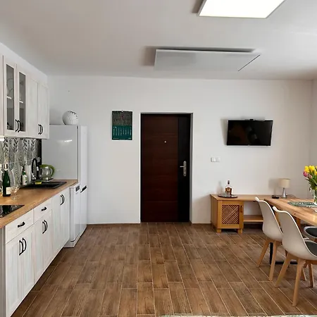 Dom Nad Jeziorem Trzy Tonie Apartment *